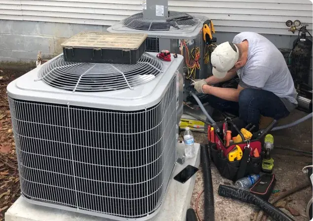 Tampa Bay AC Expert from TemperaturePro working on a AC unit